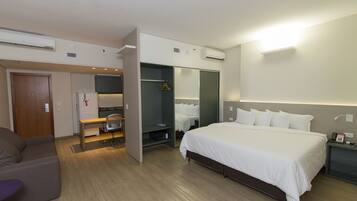 Quarto luxo, 1 cama King e sofá-cama | Frigobar, cofres nos quartos, escrivaninha, cortinas blackout