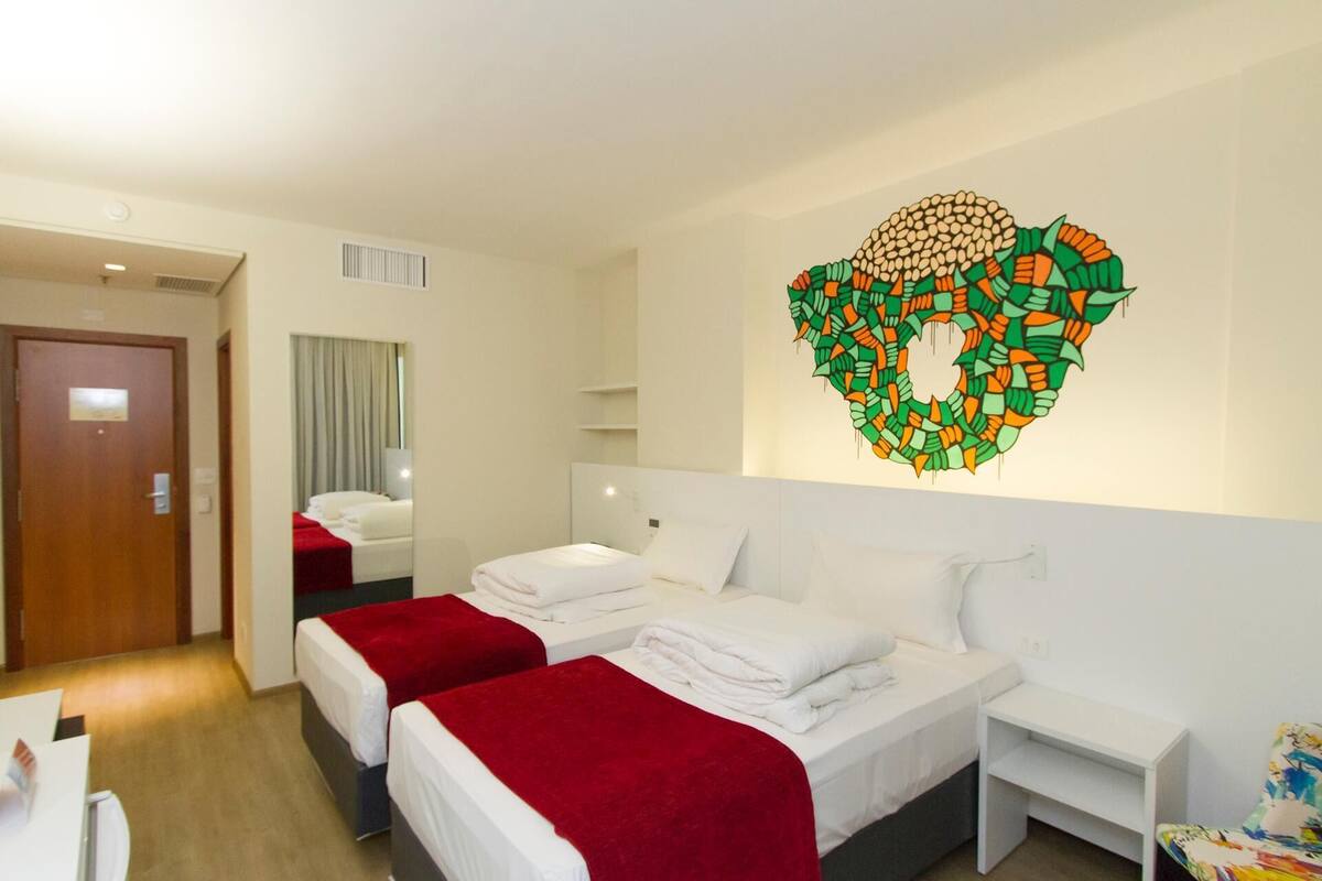Minibar, Zimmersafe, Schreibtisch, Verdunkelungsvorhänge