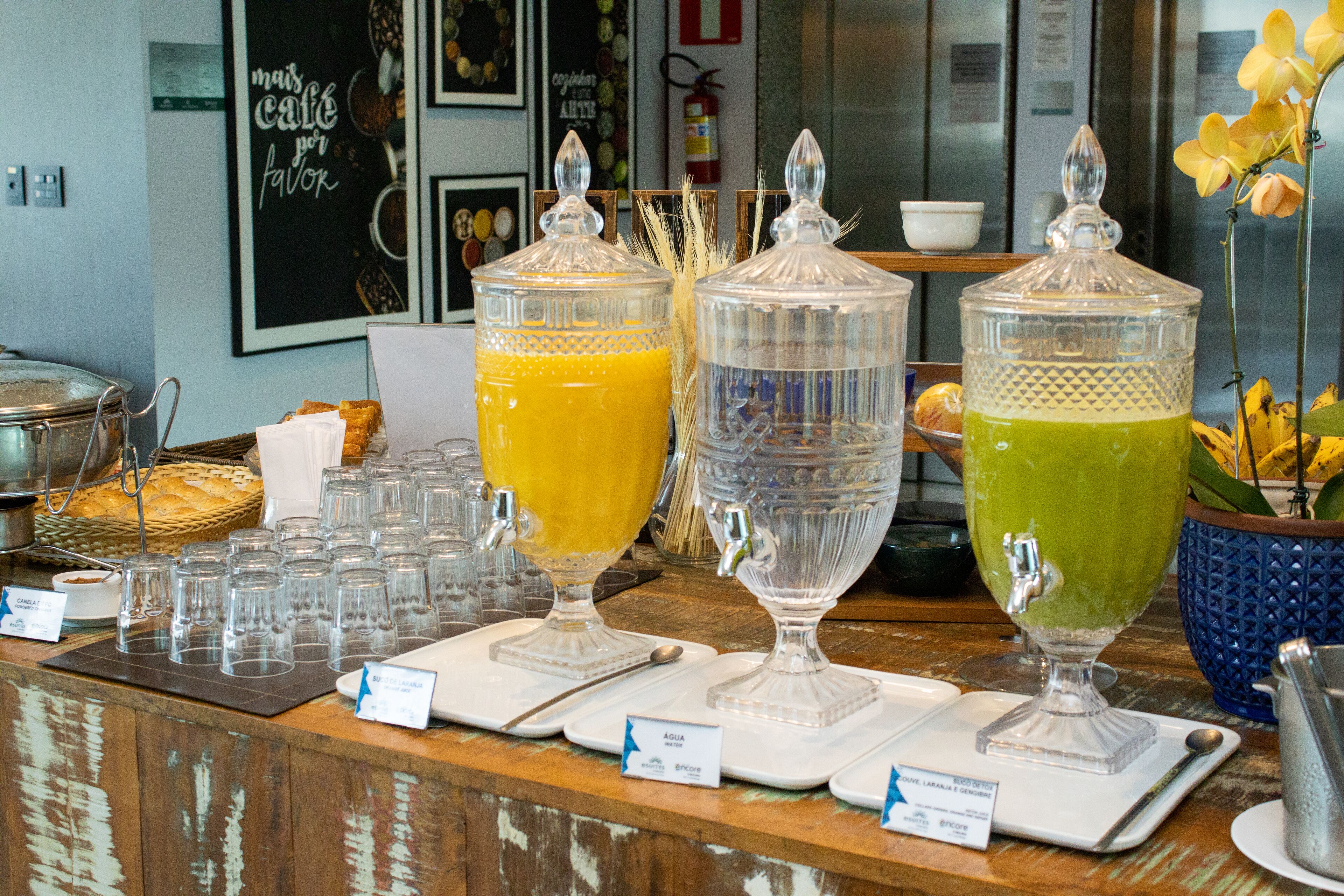 Café da manhã com buffet grátis todos os dias