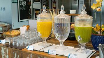 Café da manhã com buffet grátis todos os dias