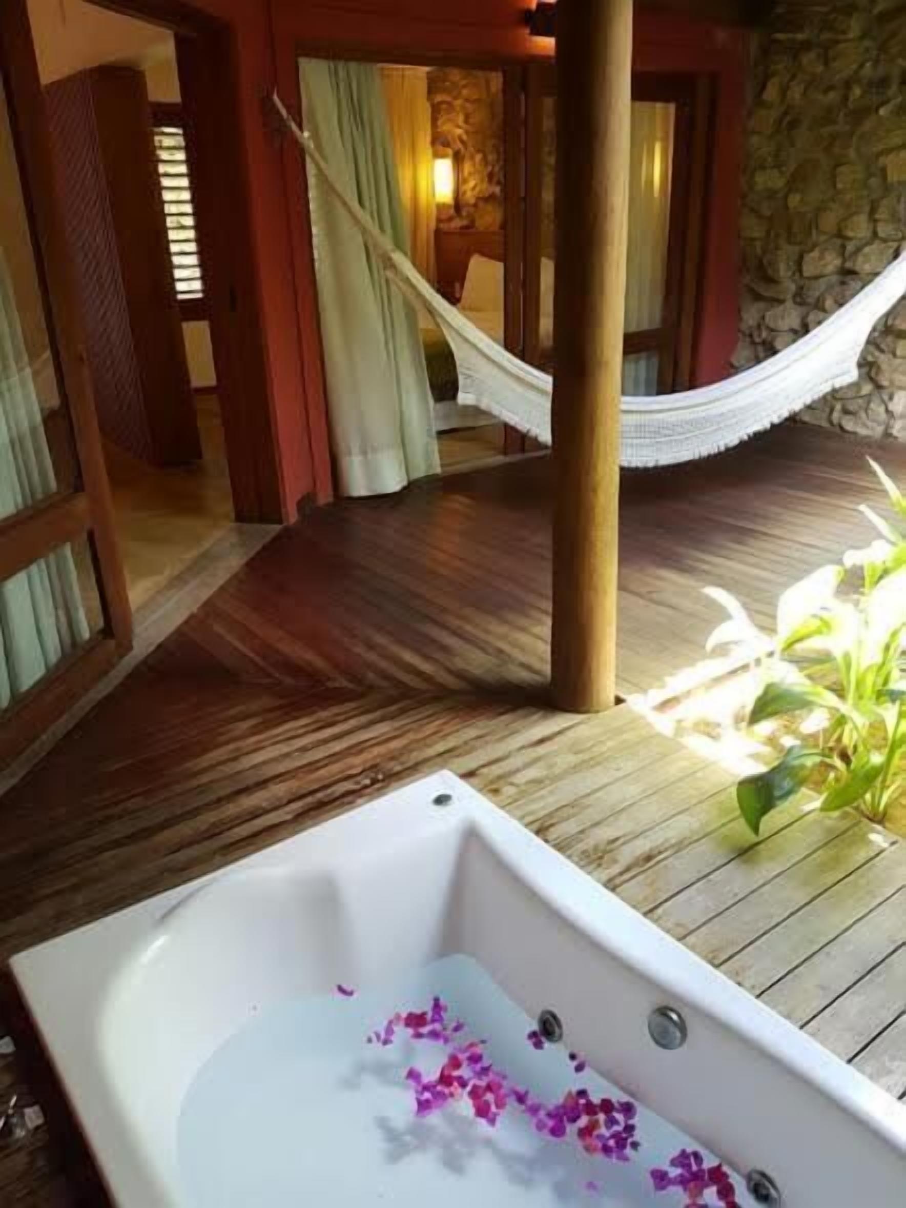 Regadera, amenidades de baño gratuitas, secadora de cabello, toallas 