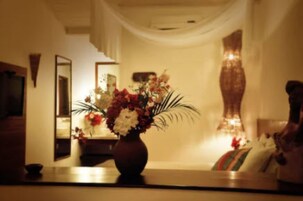 Quarto luxo, 1 quarto | Frigobar, individualmente decorados, Wi-Fi de cortesia