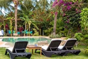 Außenpool, Liegestühle