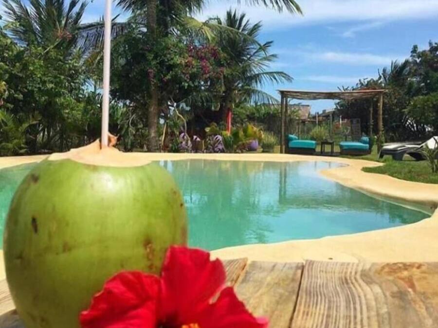 Piscina externa, espreguiçadeiras