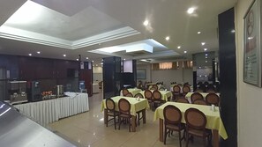 Café da manhã com buffet grátis todos os dias