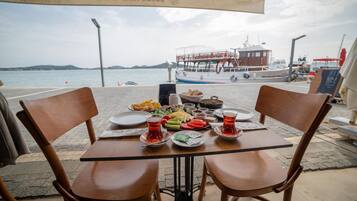 Frokost med lokale retter hver dag (EUR 4 per person)