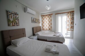 Habitación triple | Ropa de cama de alta calidad, minibar y wifi gratis 