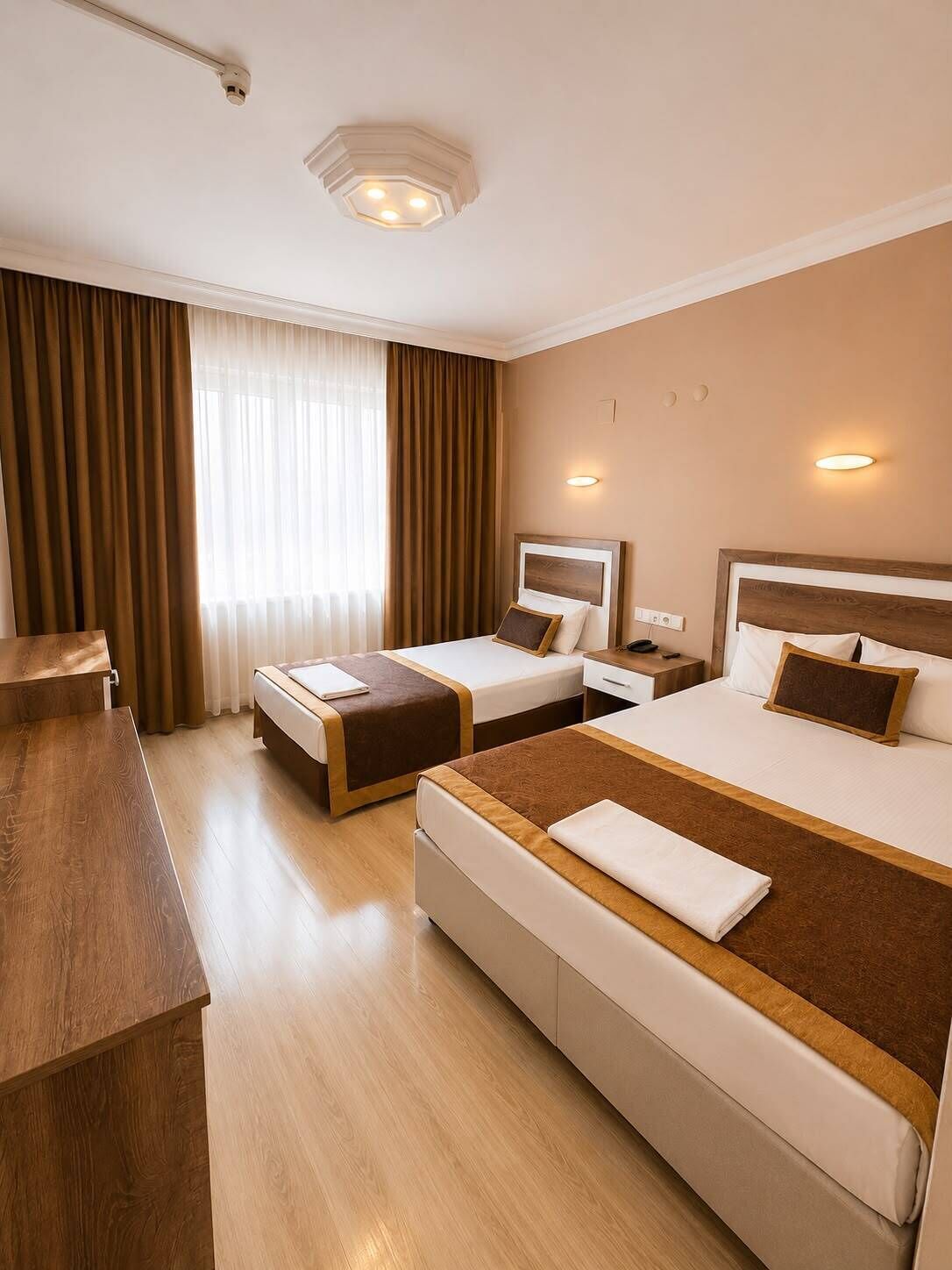 Peralatan tempat tidur premium, bar mini, peti besi dalam bilik, meja 