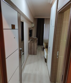 Premium bedding, minibar, in-room safe, desk - Dempa Hotel (Istanbul)