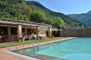 Outdoor pool, pool umbrellas, pool loungers - Villa Melangola (Camaiore)
