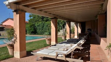 Piscine extérieure, parasols de plage, chaises longues