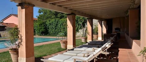 Piscine extérieure, parasols de plage, chaises longues