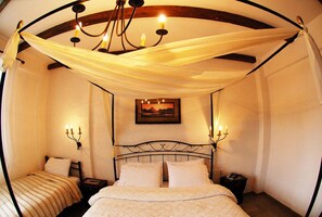 Habitación triple estándar | Ropa de cama de alta calidad, caja fuerte, tabla de planchar con plancha