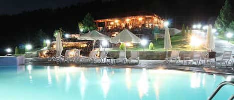 Piscine extérieure, parasols de plage, chaises longues