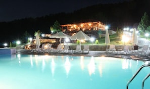 Outdoor pool, pool umbrellas, sun loungers - Pindos Palace (Grevena)
