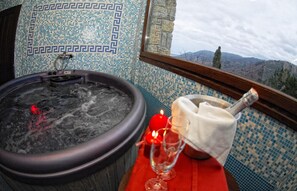 Bañera de hidromasaje y artículos de higiene personal gratuitos