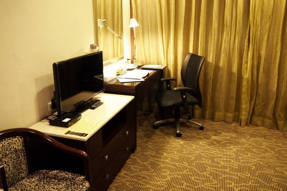 Deluxe Double Room, Bathtub | In-room business centre