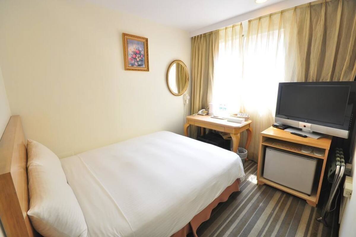 Down duvets, in-room safe, desk, blackout curtains
