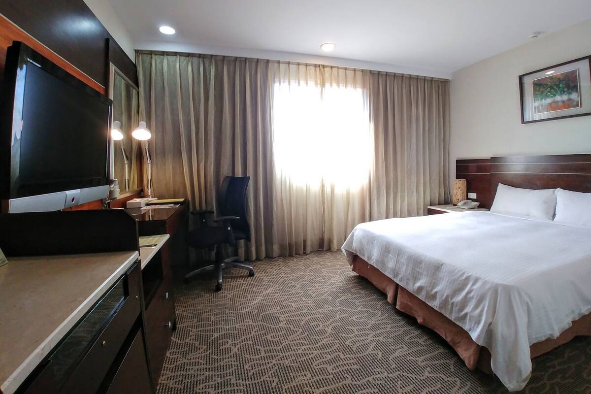 Down duvets, in-room safe, desk, blackout curtains