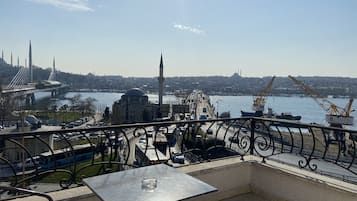 Quarto luxo, terraço, vista para o mar | 1 quarto, roupas de cama de algodão egípcio, roupas de cama premium