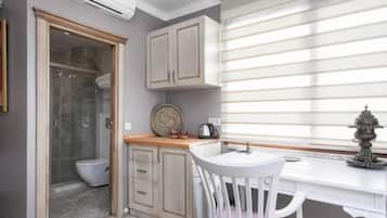 Deluxe Room, Balcony, Sea View | Room amenity