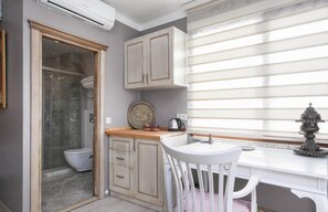 Deluxe Room, Balcony, Sea View | Room amenity - Galatolia Suites (Istanbul)