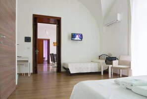 Chambre Triple | Lits bébé (gratuits), Wi-Fi gratuit