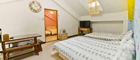 Un dormitorio con dos camas, un escritorio, un televisor y un reloj en la pared.