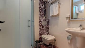 Chambre Triple | Salle de bain | Douche, articles de toilette gratuits, sèche-cheveux, chaussons