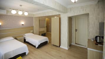 Roupas de cama premium, frigobar, cofres nos quartos, escrivaninha