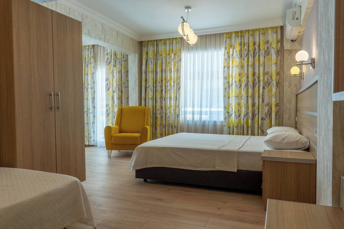 Chambre triple | Literie de qualité, minibar, coffre-fort, système d’insonorisation