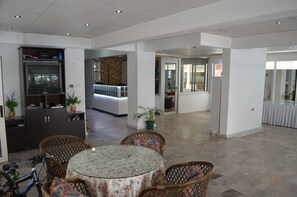 Lobby-lounge