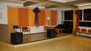 Serves breakfast, lunch and dinner