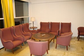 Serves breakfast, lunch and dinner