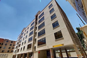 Un edificio de varios pisos con un letrero que indica una altura máxima de 3,2m.