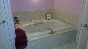 Traditional Studio Suite, Berbilang Katil | Tab spa persendirian