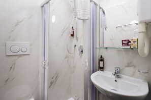 Superior Single Room | Bathroom | Shower, rainfall showerhead, free toiletries, hair dryer - Affittacamere Centro Cavour (Rome)