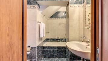 Een douche, een regendouche, gratis toiletartikelen, een haardroger