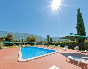 Außenpool (je nach Saison geöffnet), Sonnenschirme, Liegestühle
