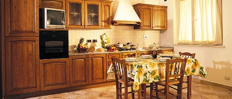 Apartamento, 1 habitación | Servicio de comidas en la habitación