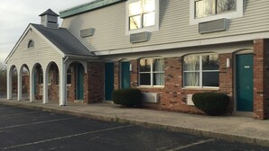 Unclassified image, 5 of 23, button - Red Carpet Inn Piqua (Piqua)
