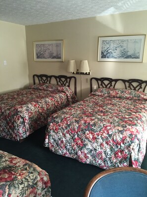 Standard Room (3 Double Beds) | Free WiFi - Red Carpet Inn Piqua (Piqua)