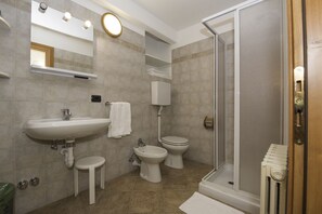 Family Apartment | Bathroom | Shower, hair dryer, bidet, towels