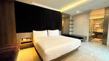 Suite, 3 habitaciones | Ropa de cama de alta calidad, minibar, caja fuerte y escritorio