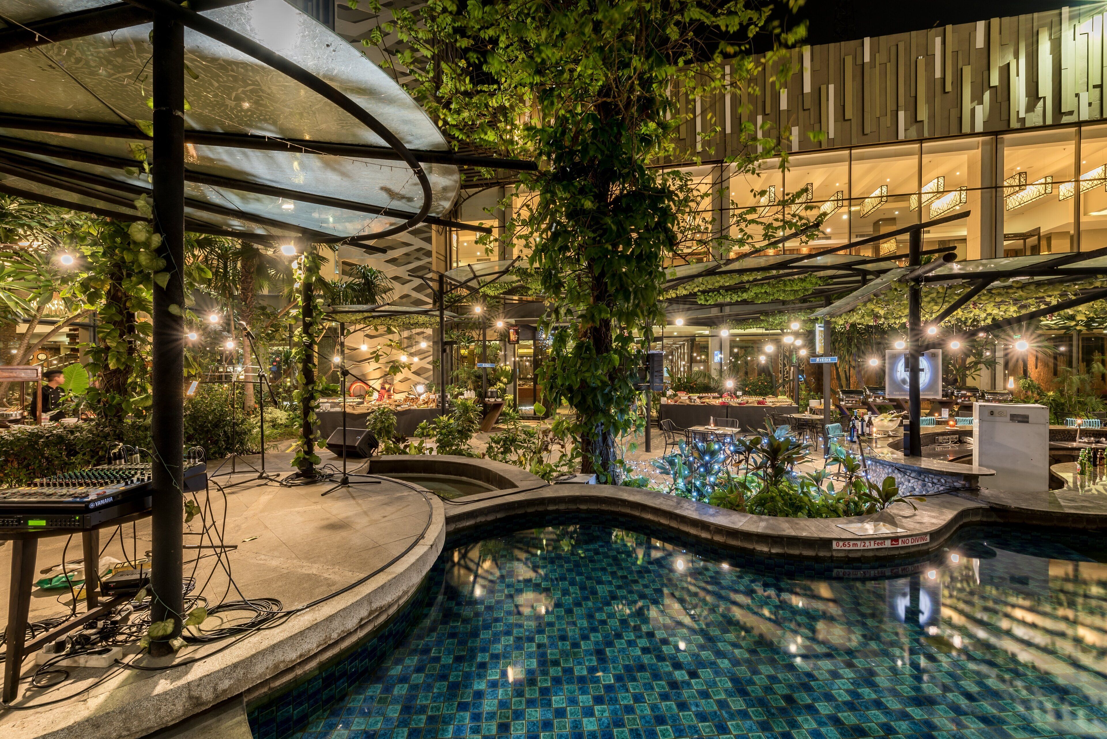 outdoor pool, open 9 am to 9 pm, pool loungers