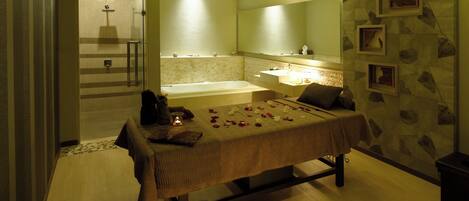 Una habitación con cama, bañera, ducha y espejo.