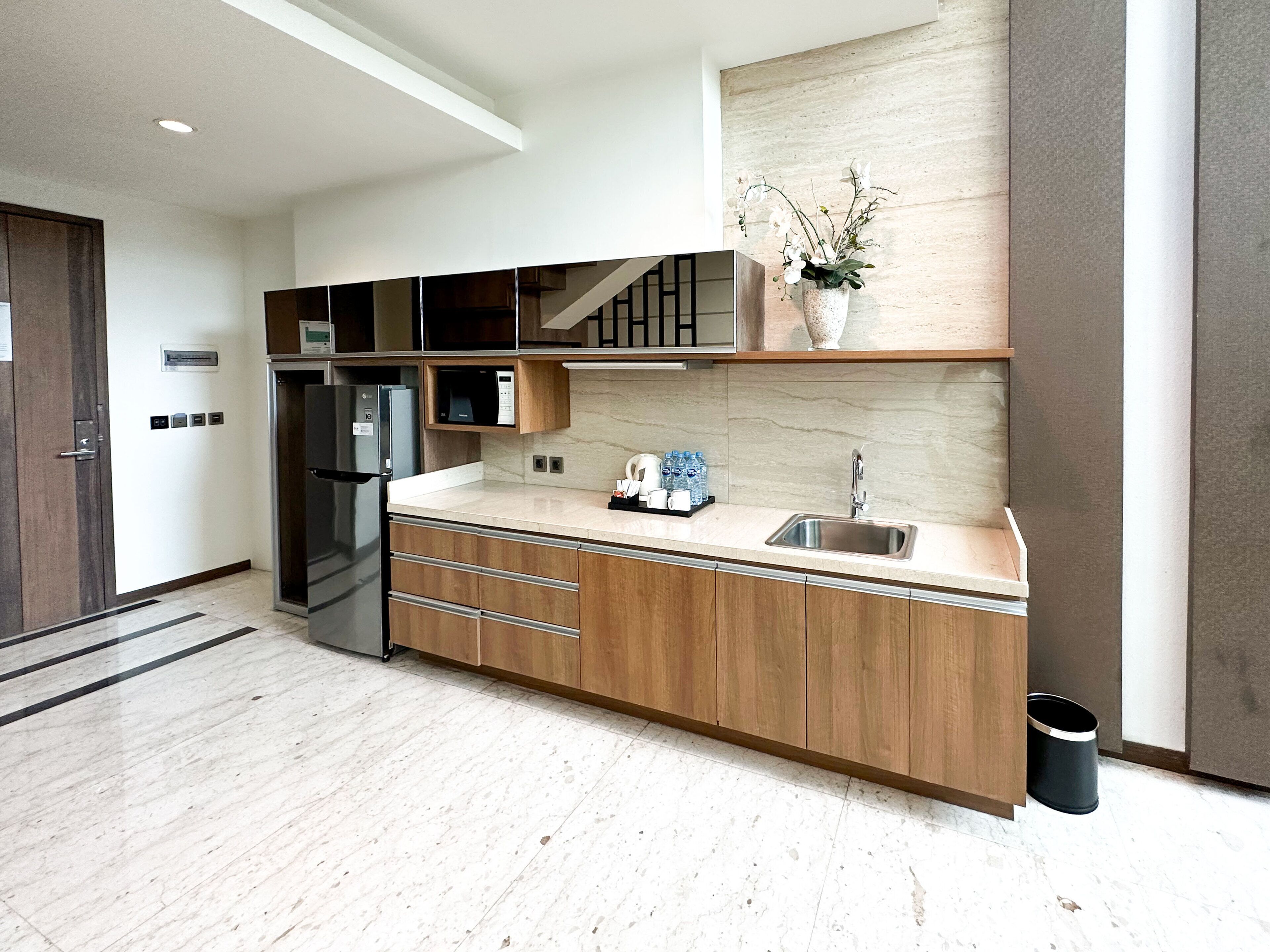 suite, 3 bedrooms | private kitchenette | fridge, coffee/tea maker, high chair