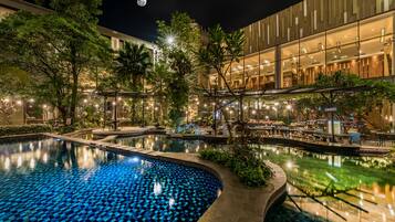 Kolam renang outdoor, dengan kursi berjemur