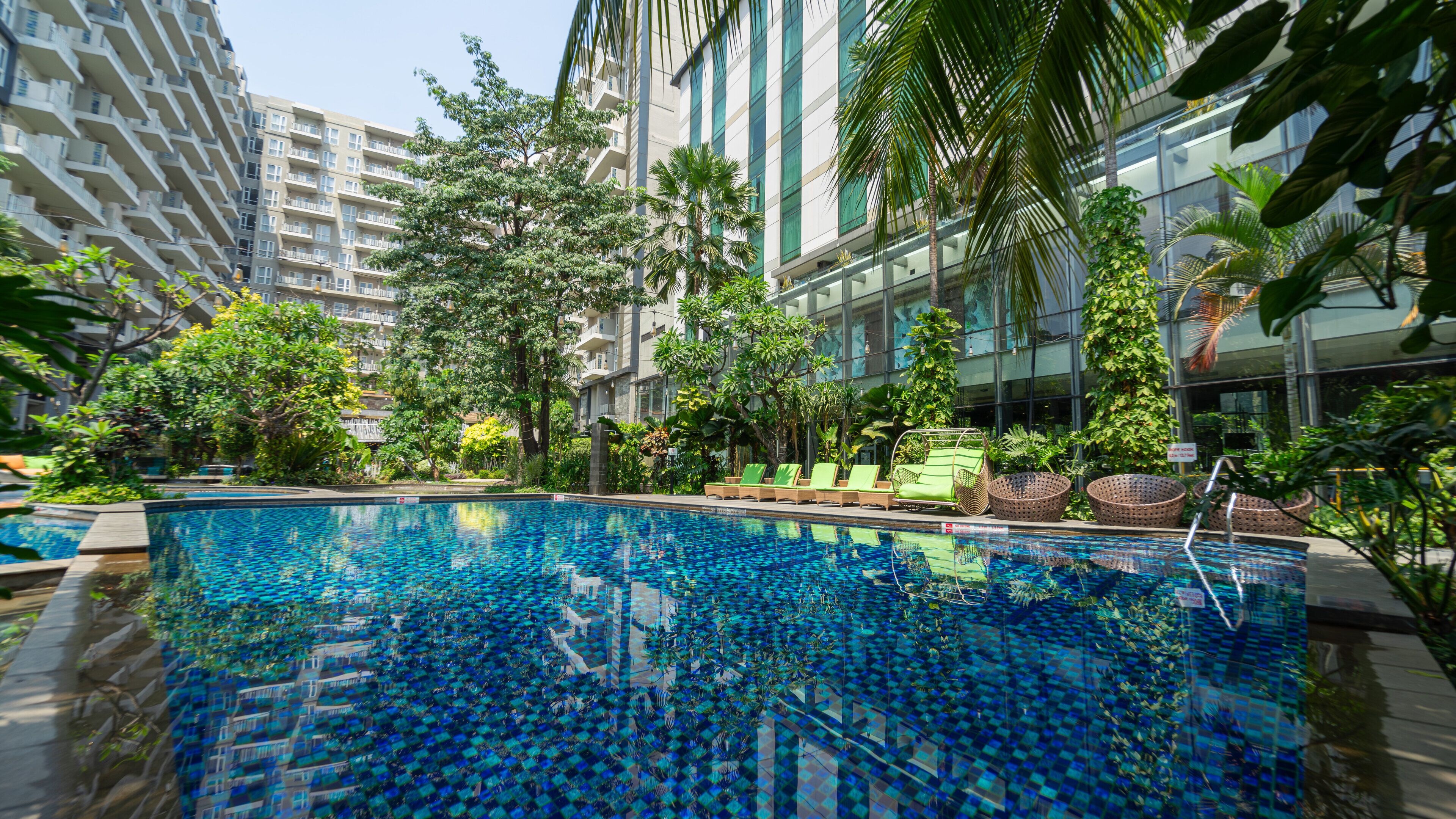 Outdoor pool, open 9 AM to 9 PM, pool loungers