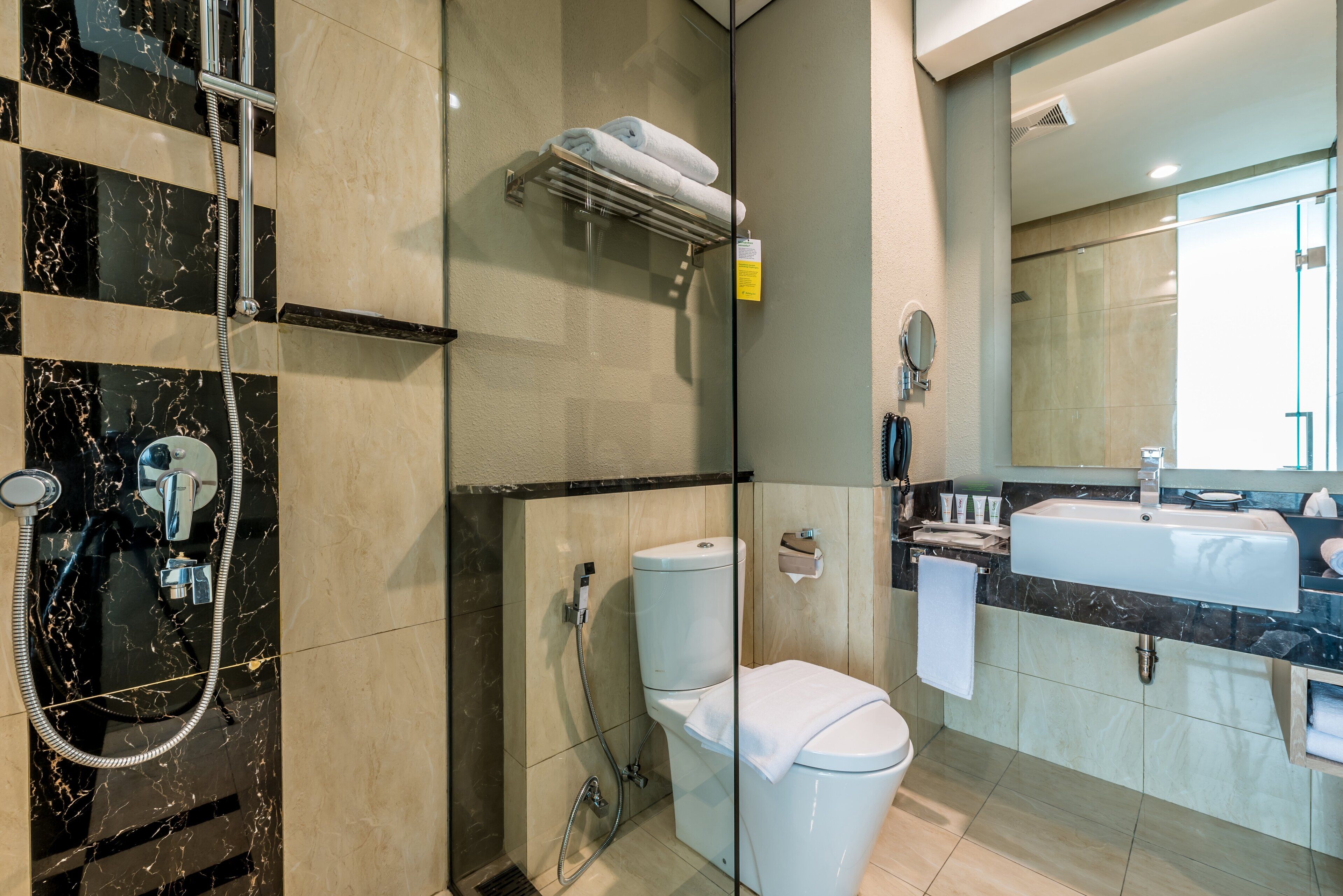 Deluxe Room, 1 King Bed, Smoking, Terrace | Bathroom